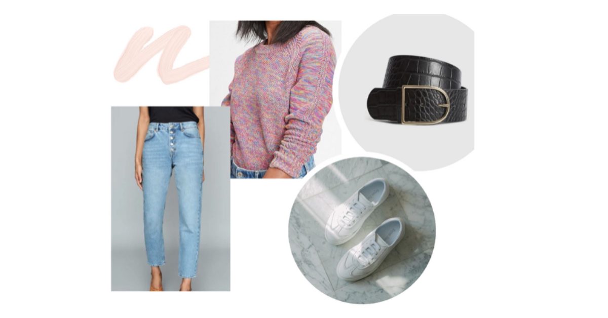 Light-wash mom jeans with a pastel marled jumper, a black croc-effect belt with a gold buckle and white trainers